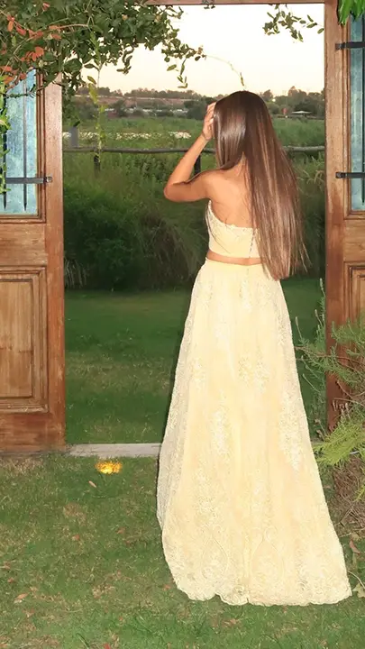 שמלת ערב לחתונה בגוון צהוב עם גזרה עליונה מחוך וחצאית תחרה ארוכה ונשפכת למראה אלגנטי ורומנטי