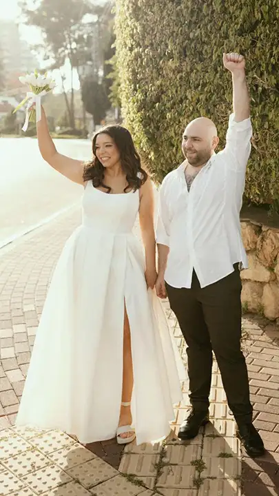 שמלת כלה נפוחה בסגנון נסיכה עם חצאית מרשימה