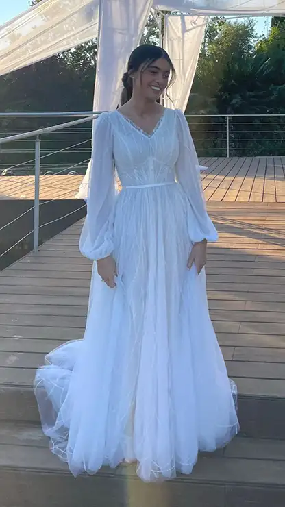שמלת כלה צנועה עם שרוולים ארוכים מתנפחים, מחשוף וי עדין וחצאית נשפכת