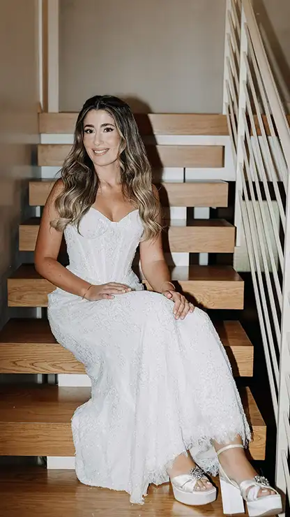 שמלה שניה לכלה בגזרה צמודה עם בסיס מחוך, מחשוף לב קלאסי וכתפיות עבות, עשויה תחרה עדינה באורך מלא עם גב פתוח – מראה אלגנטי וזוהר לרחבת הריקודים