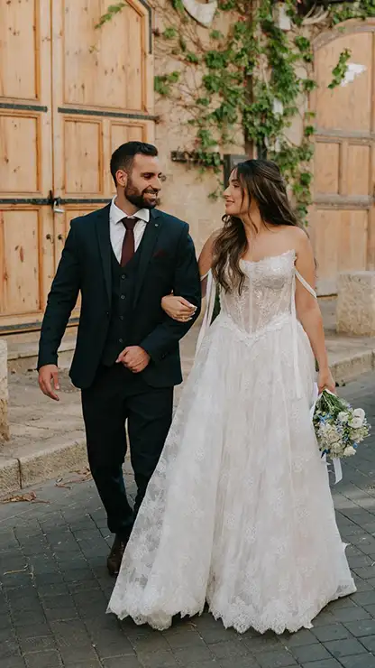 שמלת כלה בוהו רומנטית עם מחוך תחרה שקוף, כתפיות דקות וחצאית שיפון נשפכת בעיצוב אישי של נטלי